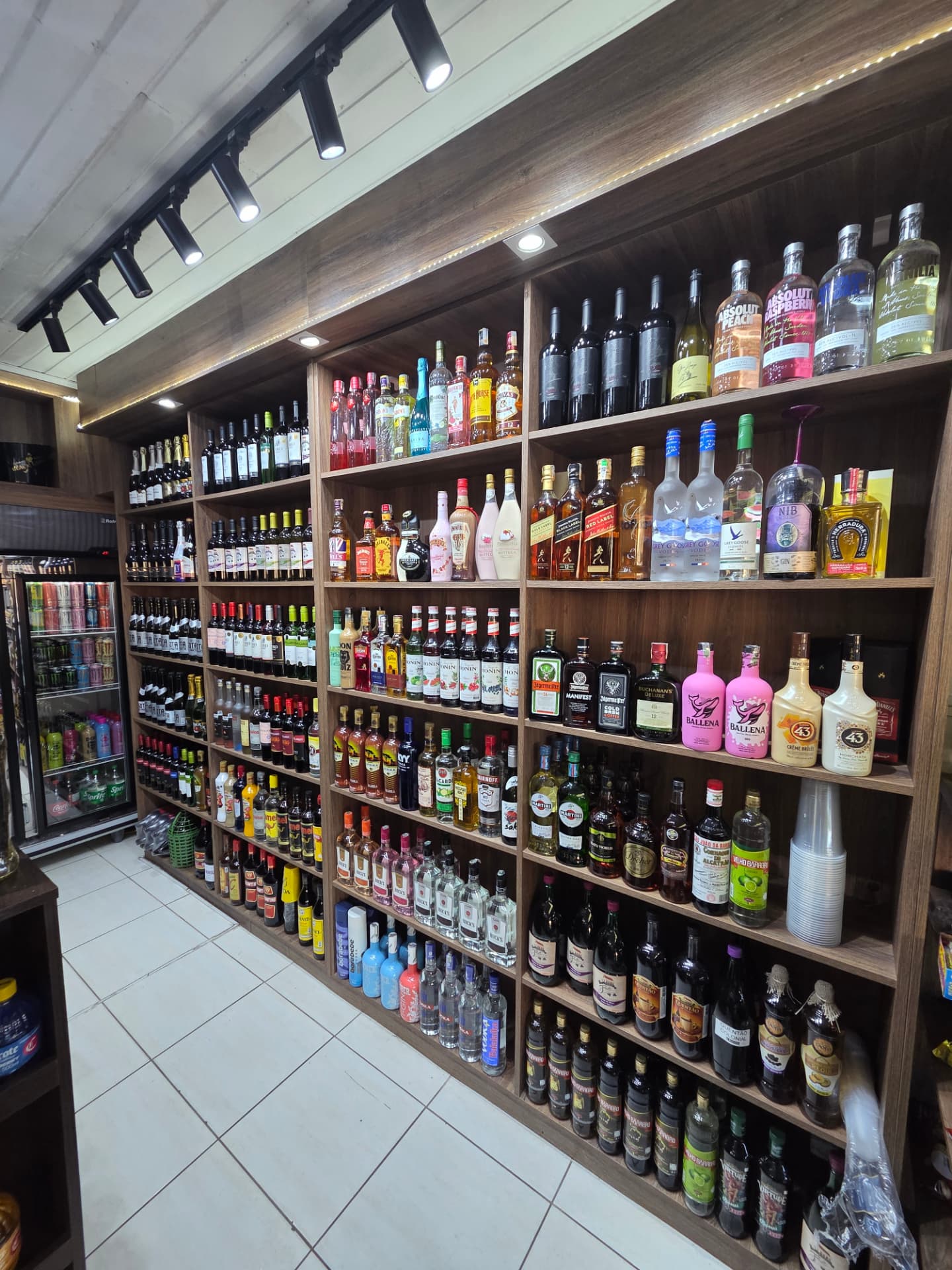 Seleção de whiskies, vodkas e bebidas nas prateleiras da Ramos