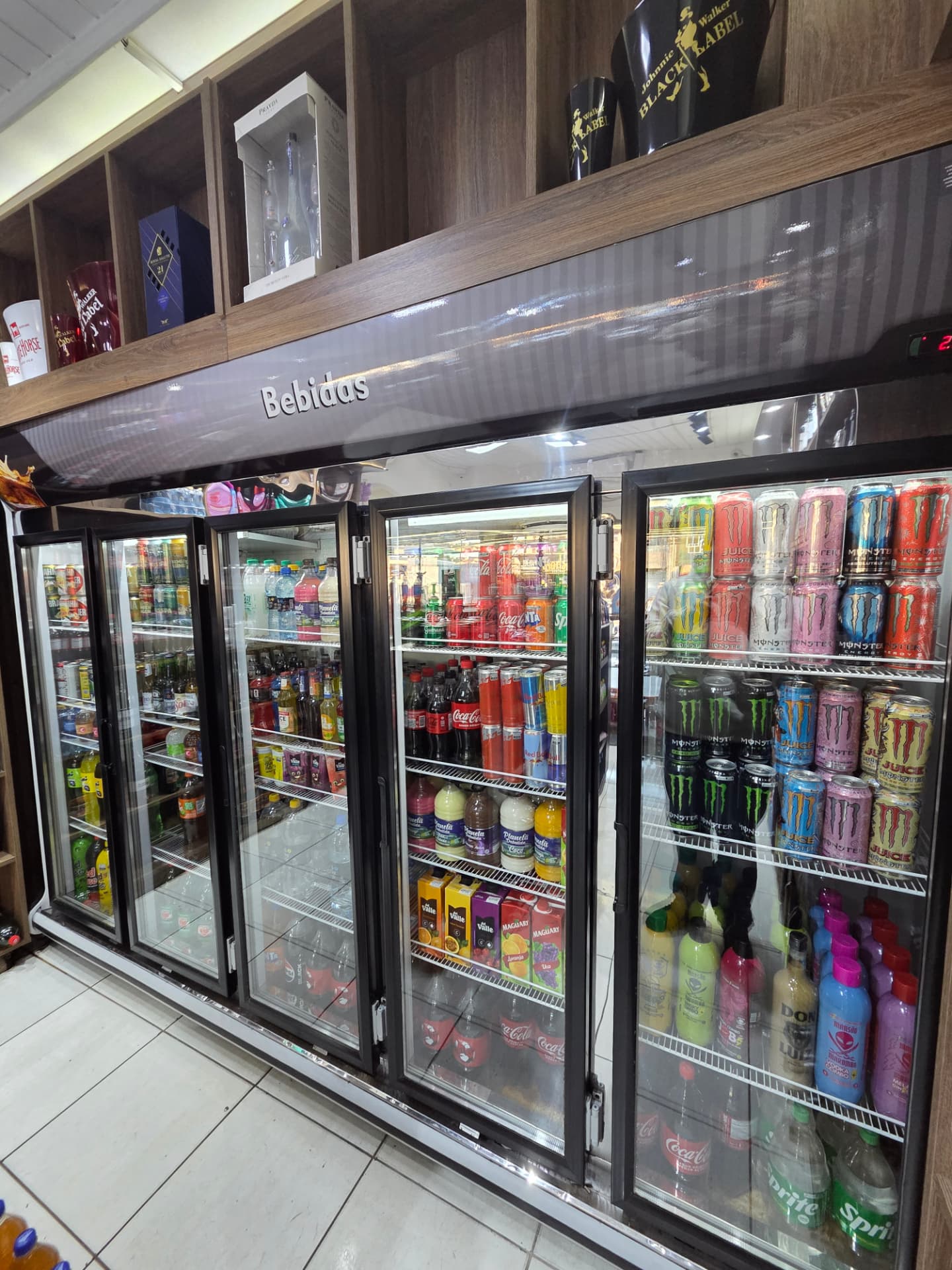 Geladeiras abastecidas com bebidas geladas